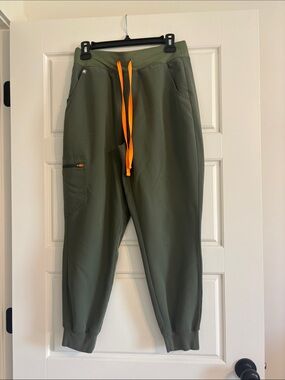 Women’s Figs Moss Zamora Jogger Scrubs Pants size Medium Petite
